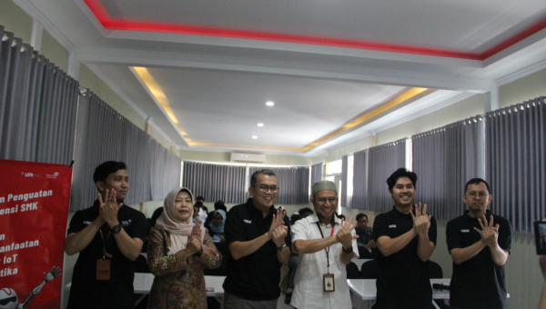 Sinergi PT Telkom dan Prodi Teknik Komputer UPI Cibiru Gelar Program Penguatan Kompetensi SMK Berbasis IoT & Robotika di Indramayu dan Sukabumi